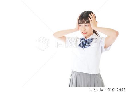 考え事をする学生 考え事をする学生 61042942