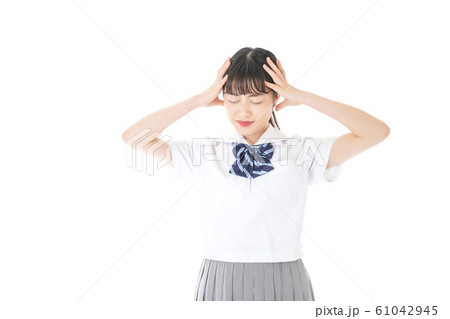 考え事をする学生 考え事をする学生 61042945