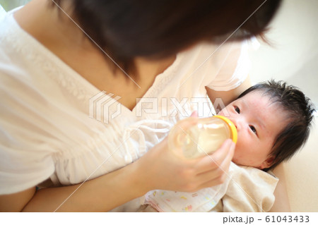 ミルクを飲む赤ちゃん ミルクを飲む赤ちゃん 61043433