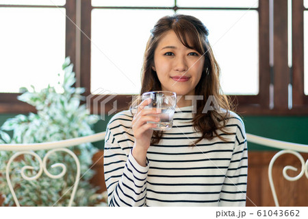女性 ライフスタイル 水 女性 ライフスタイル 水 61043662