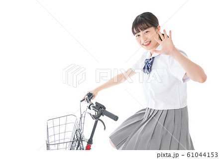 自転車通学をする若い女子学生 61044153
