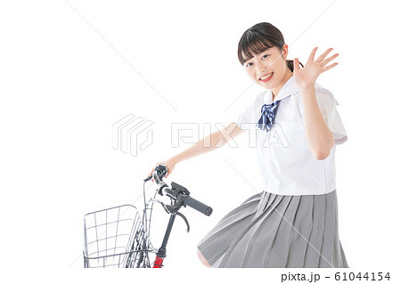 自転車通学をする若い女子学生 自転車通学をする若い女子学生 61044154