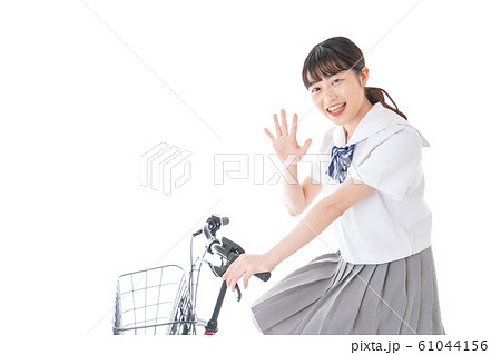 自転車通学をする若い女子学生 自転車通学をする若い女子学生 61044156