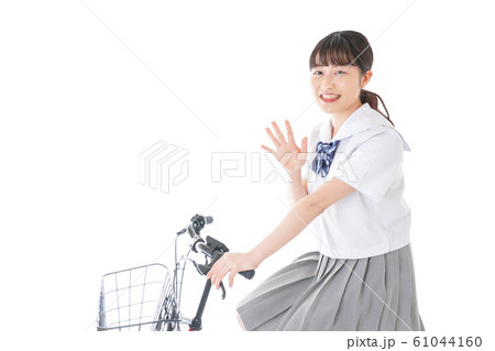 自転車通学をする若い女子学生 61044160