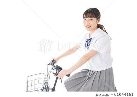 自転車通学をする若い女子学生 自転車通学をする若い女子学生 61044161
