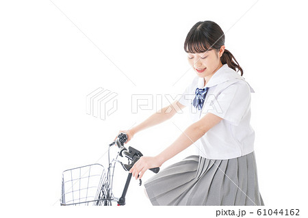 自転車通学をする若い女子学生 自転車通学をする若い女子学生 61044162