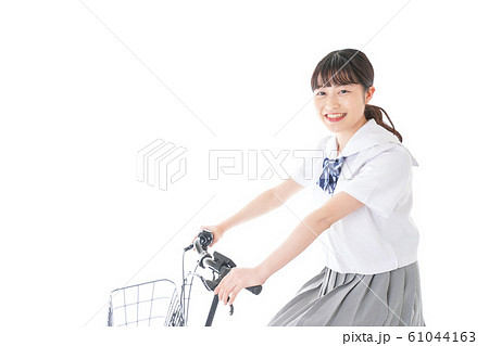 自転車通学をする若い女子学生 61044163