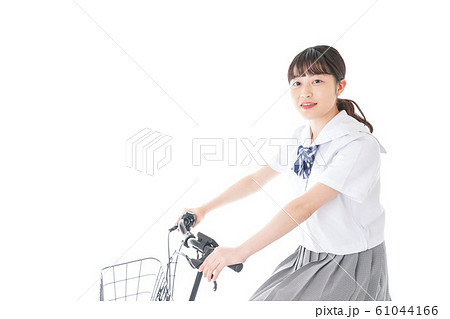 自転車通学をする若い女子学生 自転車通学をする若い女子学生 61044166