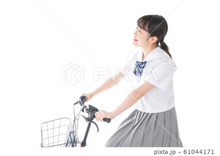 自転車通学をする若い女子学生 自転車通学をする若い女子学生 61044171