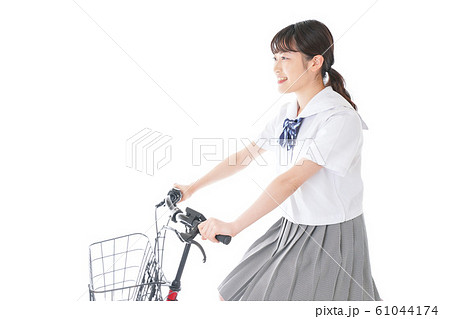 自転車通学をする若い女子学生 61044174