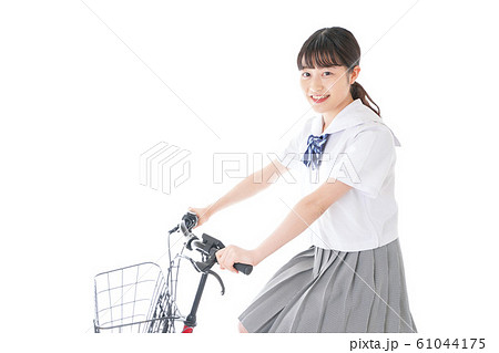 自転車通学をする若い女子学生 自転車通学をする若い女子学生 61044175