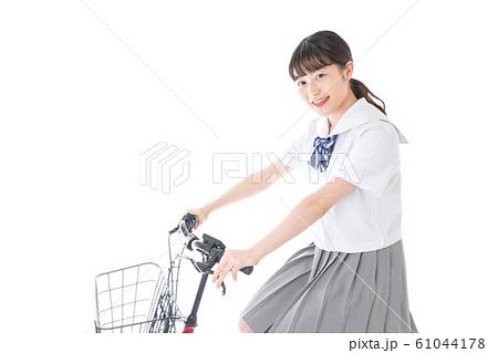 自転車通学をする若い女子学生 自転車通学をする若い女子学生 61044178