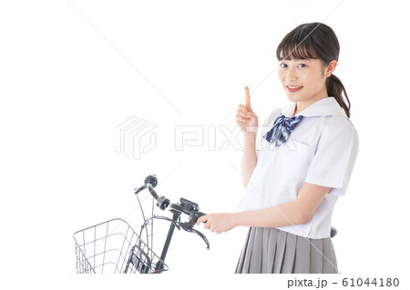 自転車通学をする若い女子学生 61044180