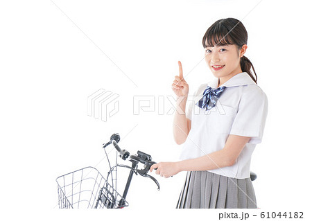 自転車通学をする若い女子学生 61044182