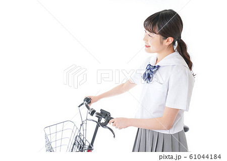 自転車通学をする若い女子学生 自転車通学をする若い女子学生 61044184