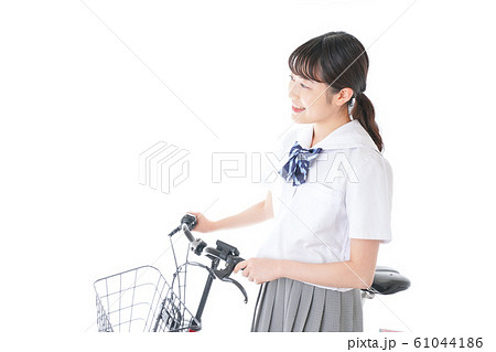自転車通学をする若い女子学生 61044186