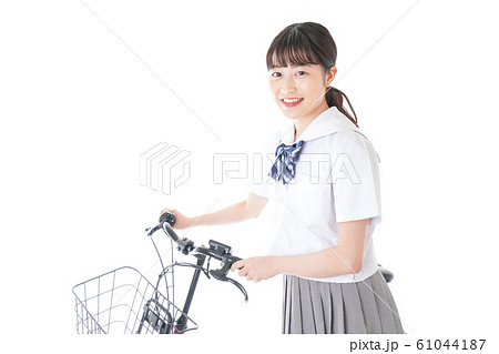 自転車通学をする若い女子学生 61044187