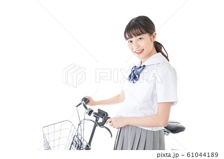 自転車通学をする若い女子学生 自転車通学をする若い女子学生 61044189