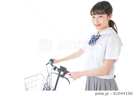 自転車通学をする若い女子学生 自転車通学をする若い女子学生 61044190