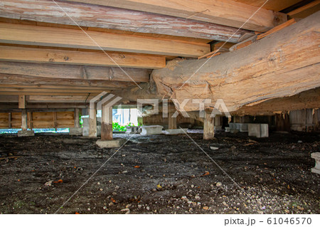古い家の床下　シロアリ被害の床下　 61046570