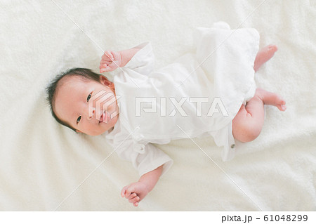 新生児　生後16日目の赤ちゃん 61048299