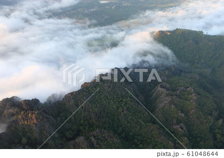 ラオス、バンビエンの雲海と風景 61048644
