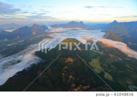 ラオス、バンビエンの雲海と風景 ラオス、バンビエンの雲海と風景 61048656
