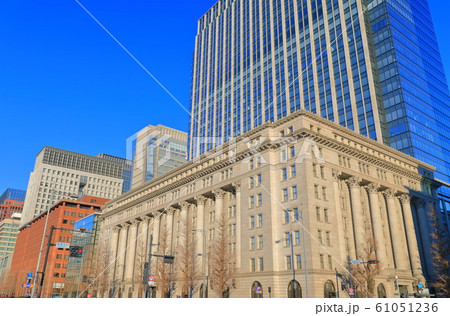 【東京都】晴天下の明治生命館 61051236