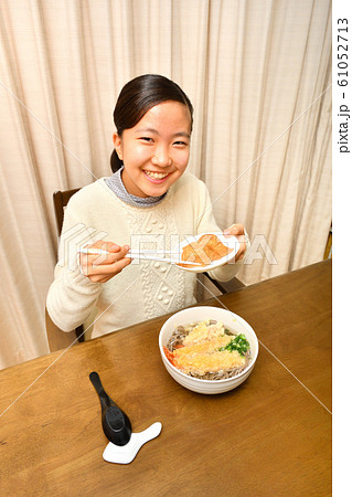 年越しそばを食べる女の子(大晦日) 年越しそばを食べる女の子(大晦日) 61052713