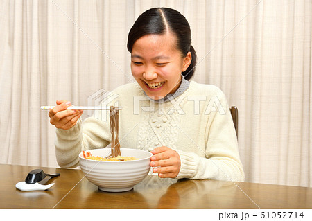 年越しそばを食べる女の子(大晦日) 61052714
