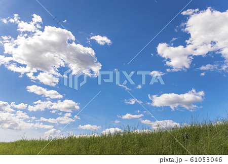 青空と土手の背景素材 61053046