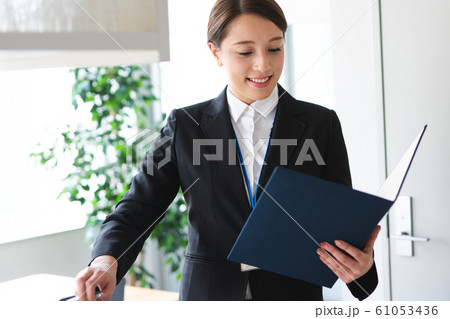 不動産仲介 若い女性 不動産仲介 若い女性 61053436