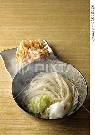 温かいうどんとかきあげ 温かいうどんとかきあげ 61053626