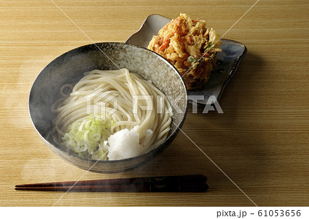 熱々うどんとかきあげ 熱々うどんとかきあげ 61053656