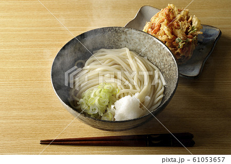 熱々うどんとかきあげ 61053657