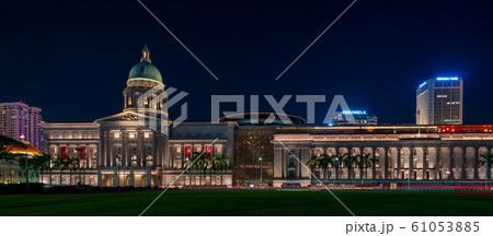 ナショナル・ギャラリー・シンガポール　夜景 61053885