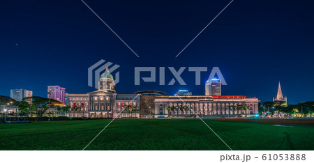 ナショナル・ギャラリー・シンガポール　夜景 61053888