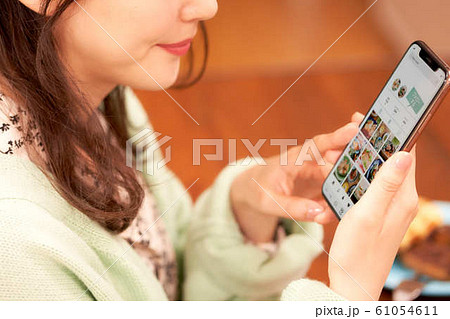 ランチの写真をシェアする女性の手元 61054611