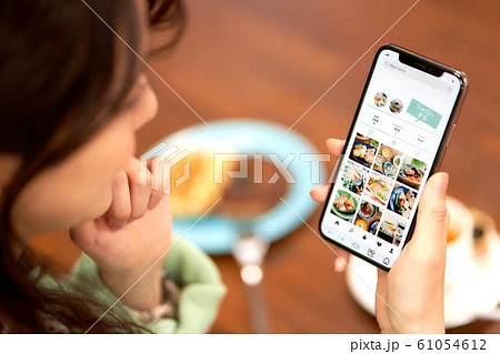 ランチの写真をシェアする女性の手元 ランチの写真をシェアする女性の手元 61054612