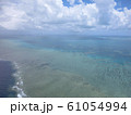 どこまでも広がる青い海とよく晴れた青い空とふわふわの白い雲 61054994