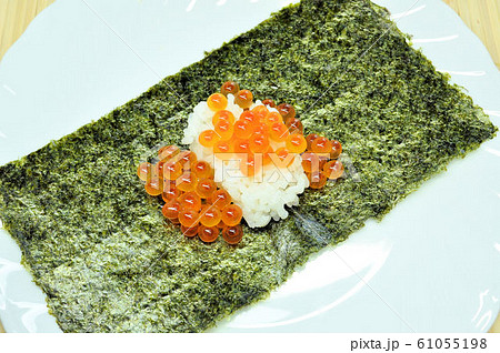 イクラの手巻き寿司 61055198