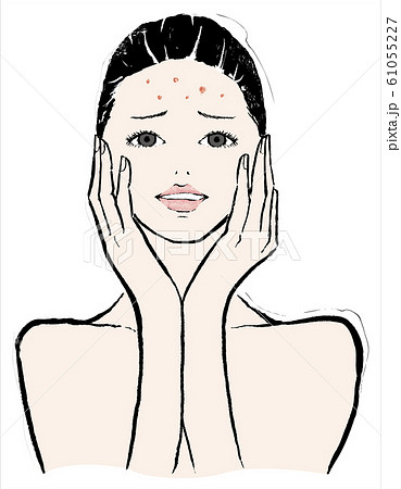 おでこのニキビに悩む女性 61055227