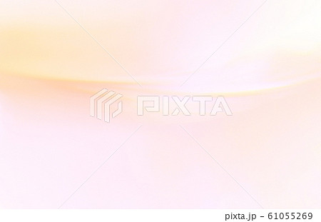 赤色系の抽象的背景素材ーゆるやかなライン 61055269