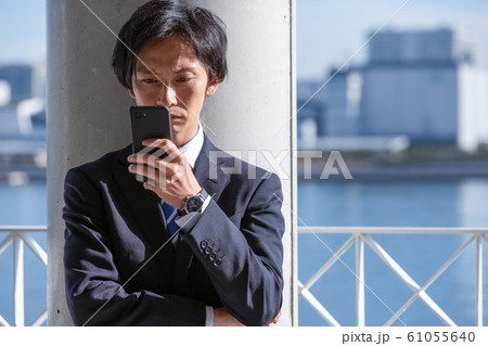 ビジネスマン　スマホ　真剣 61055640