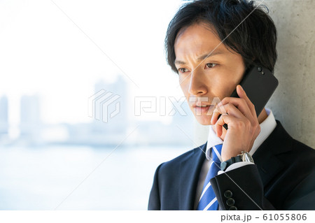 ビジネスマン　スマホ　通話 61055806