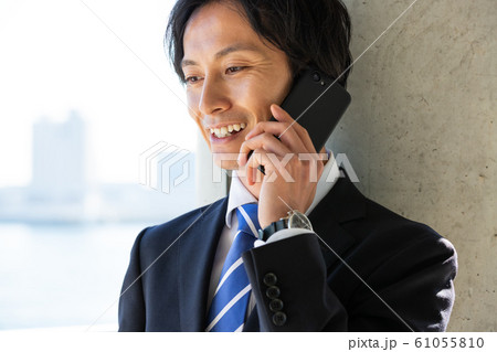 ビジネスマン　スマホ　通話 61055810