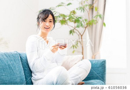若い女性(スマホ) 若い女性(スマホ) 61056036