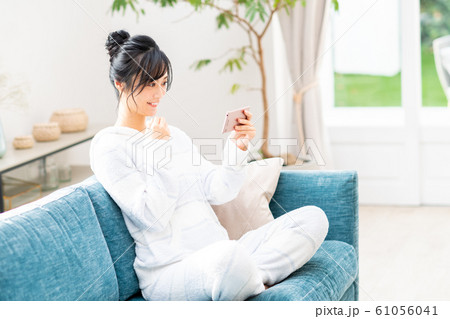 若い女性(スマホ) 若い女性(スマホ) 61056041
