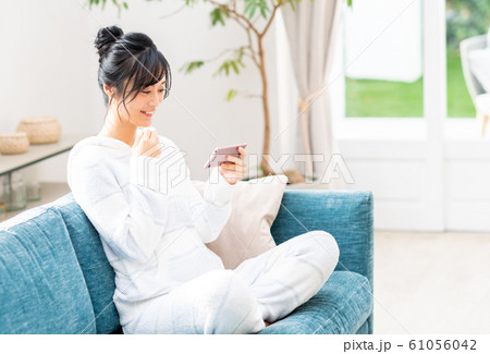 若い女性(スマホ) 若い女性(スマホ) 61056042