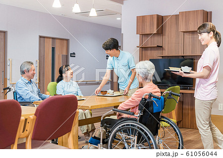 介護士、ケアホーム、食堂、配膳 61056044